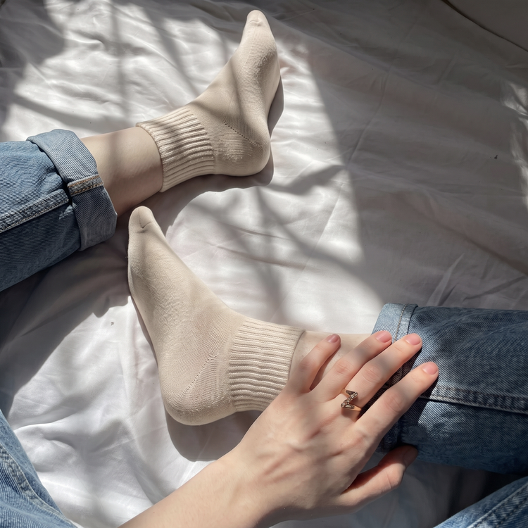 استایل جوراب نیم ساق شیری ساده