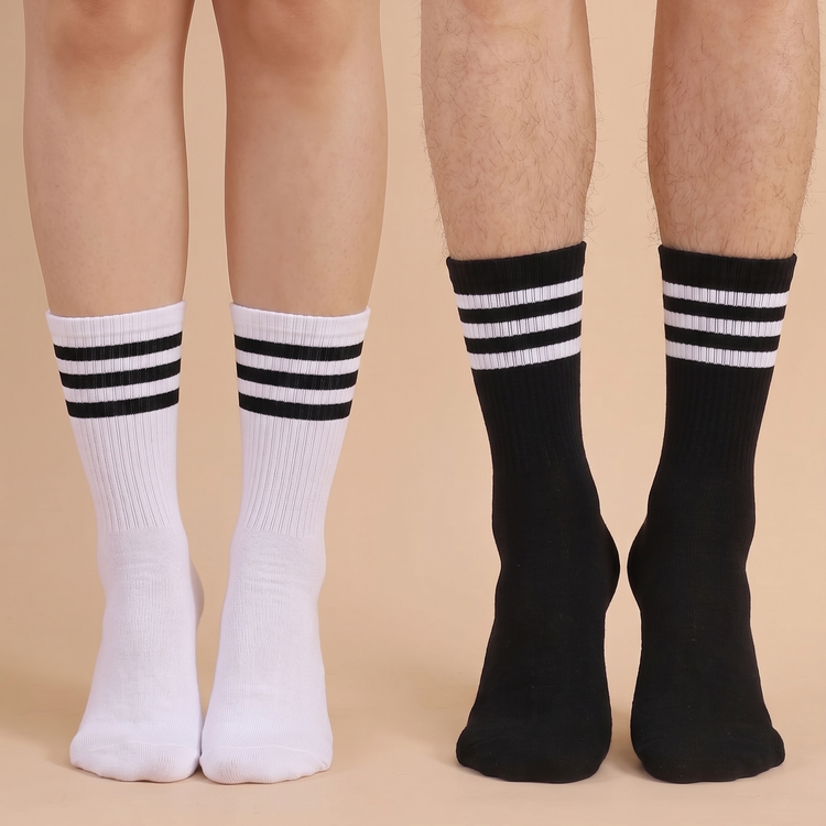 فرم جوراب اسپرت سه خط روی پای زنانه و مردانه
