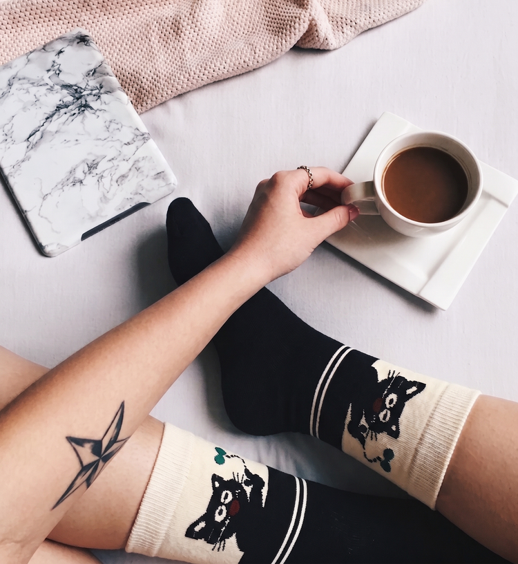 استایل جوراب ساقدار با طرح گربه روی پا